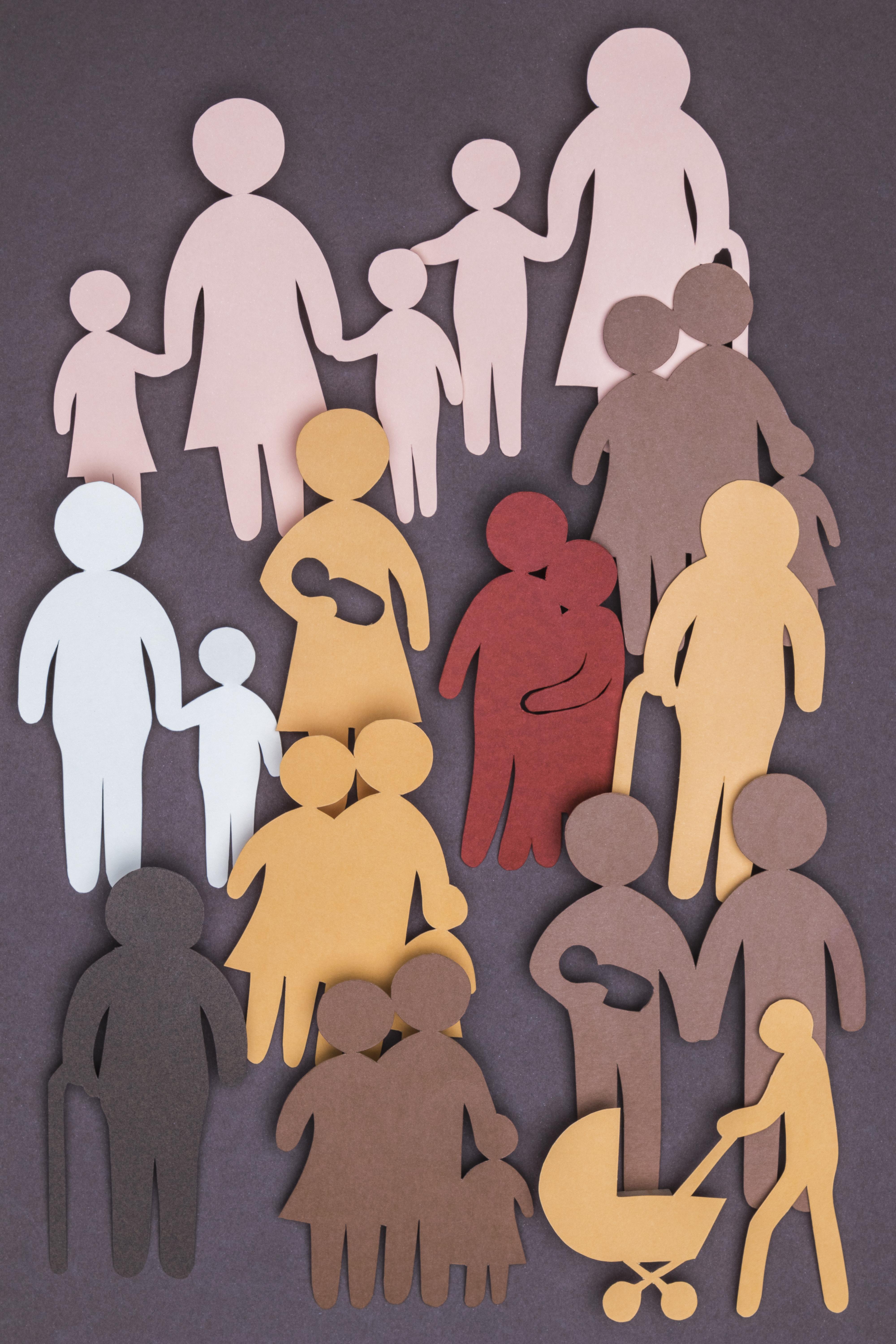 figurine di carta che mostrano varie situazioni di vita familiare, es: spingere un passeggino, camminare, abbracciarsi