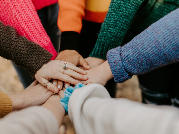 foto di mani che si uniscono verso il centro a sottolineare il senso di comunità