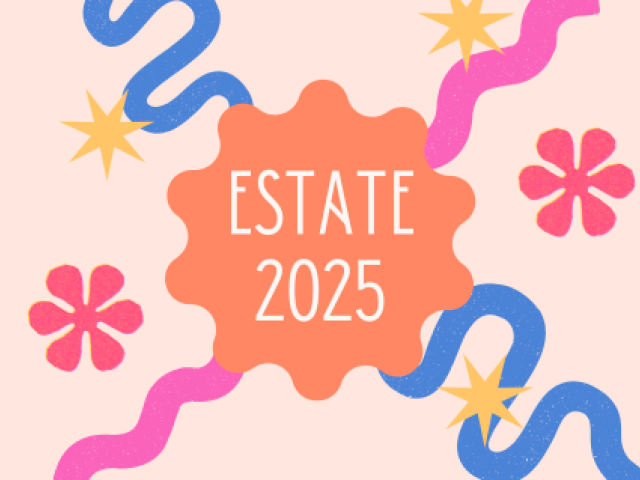 Scritta Estate 2025 su fondo colorato con forme floreali