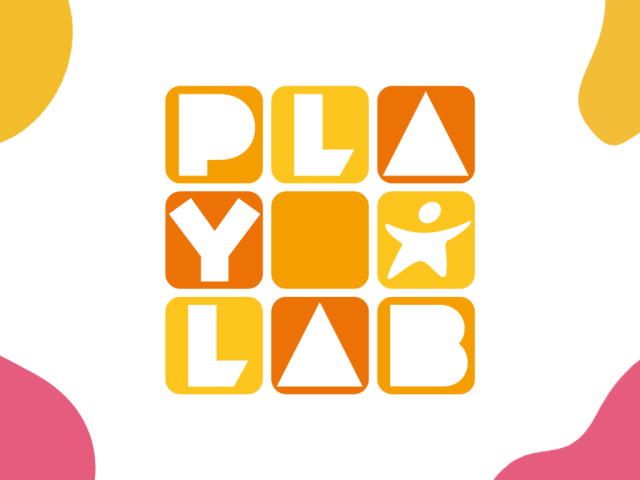 Logo play lab con macchie colorate su sfondo bianco