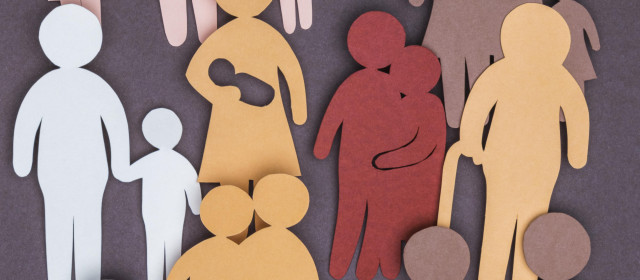 figurine di carta che mostrano varie situazioni di vita familiare, es: spingere un passeggino, camminare, abbracciarsi