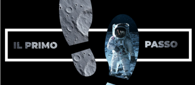 l'immagine ha due impronte con dentro raffigurati il suolo lunare e un astronauta